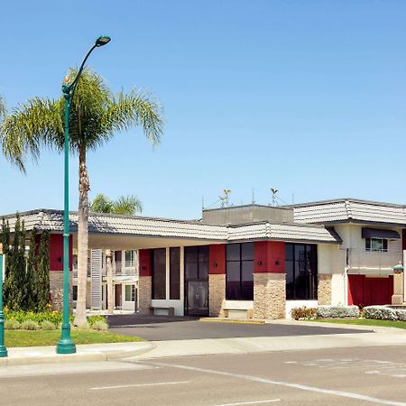Days Inn&Suites by Wyndham Anaheim At Disneyland Park Exterior foto