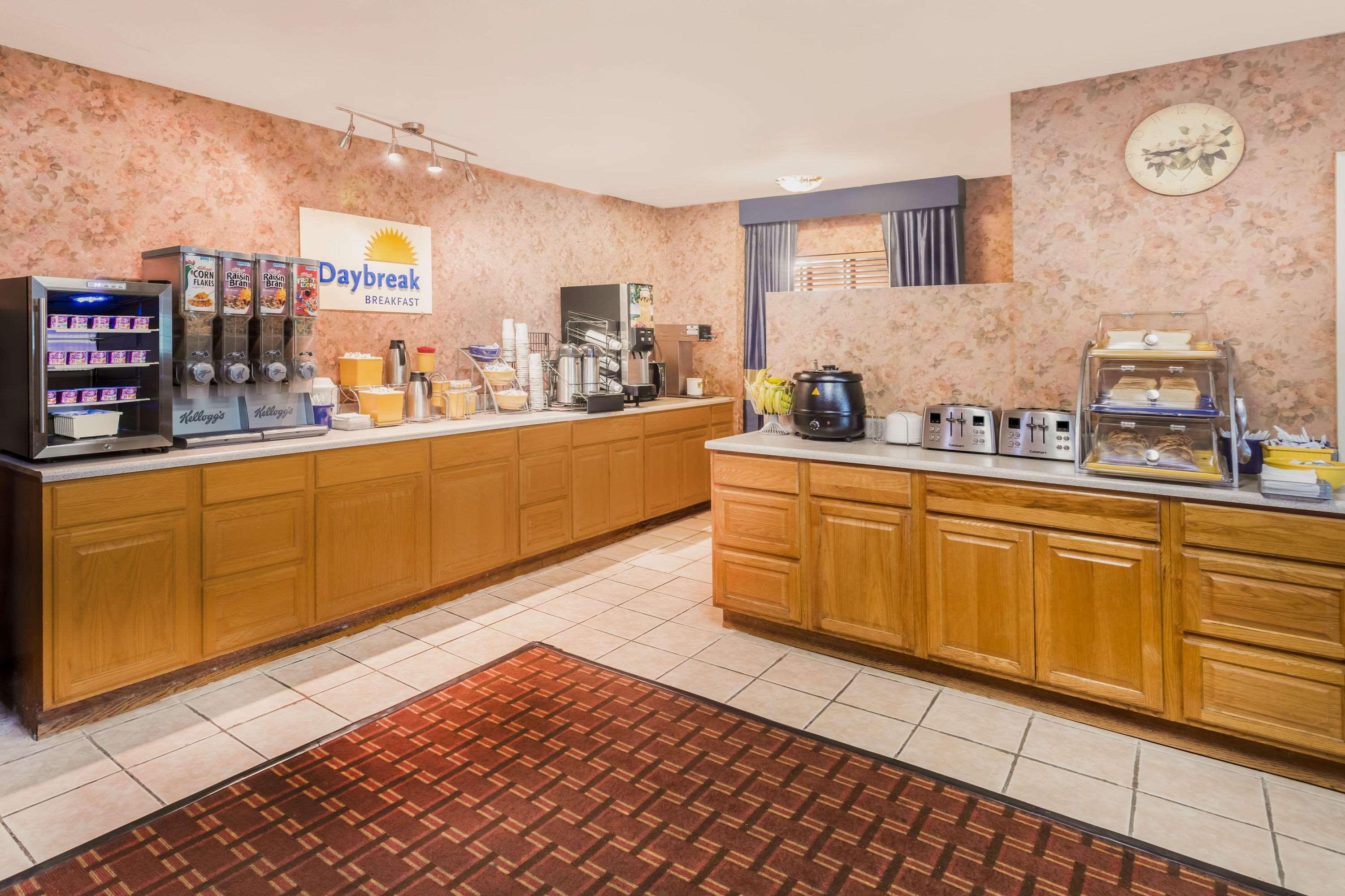 Days Inn&Suites by Wyndham Anaheim At Disneyland Park Exterior foto