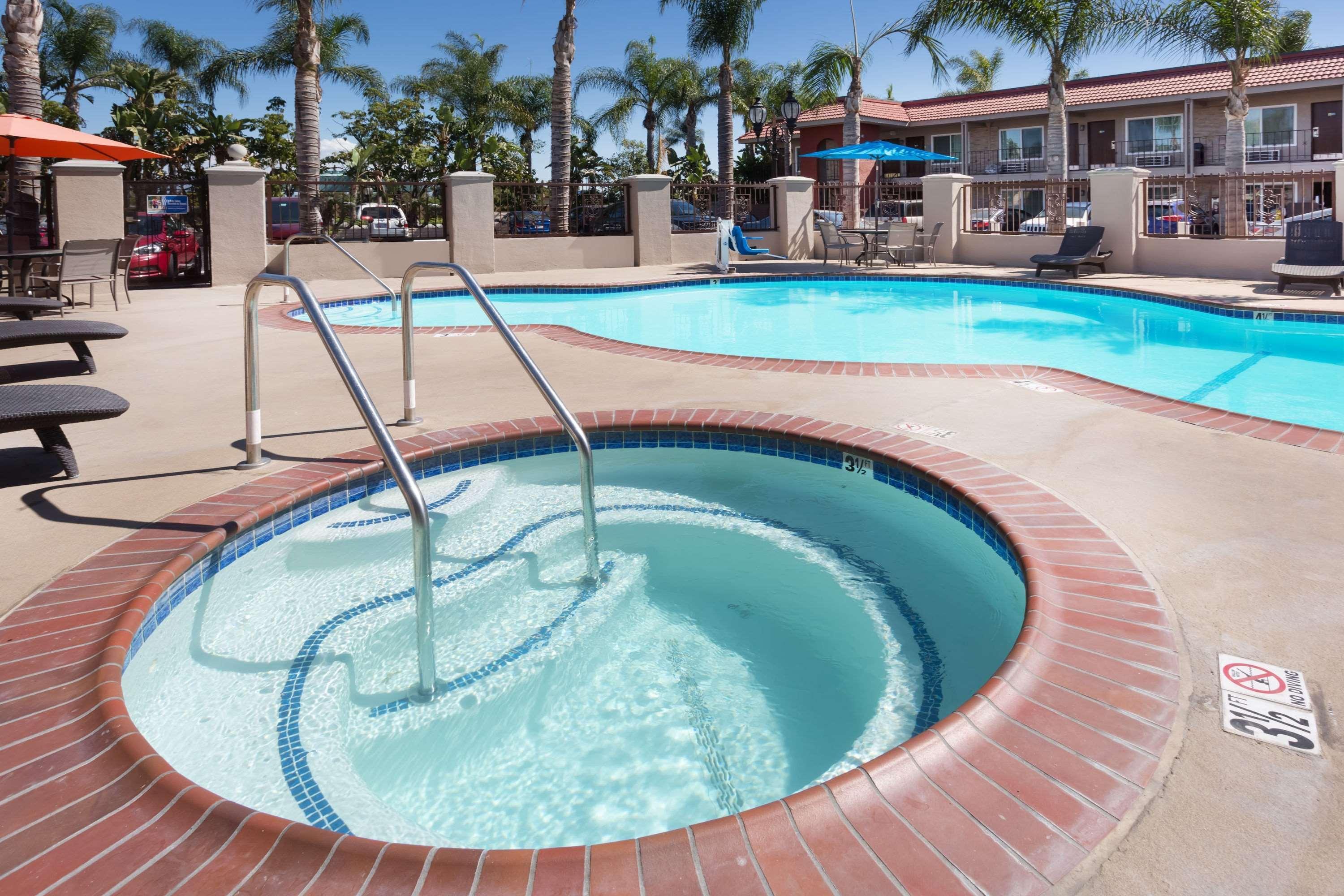 Days Inn&Suites by Wyndham Anaheim At Disneyland Park Exterior foto
