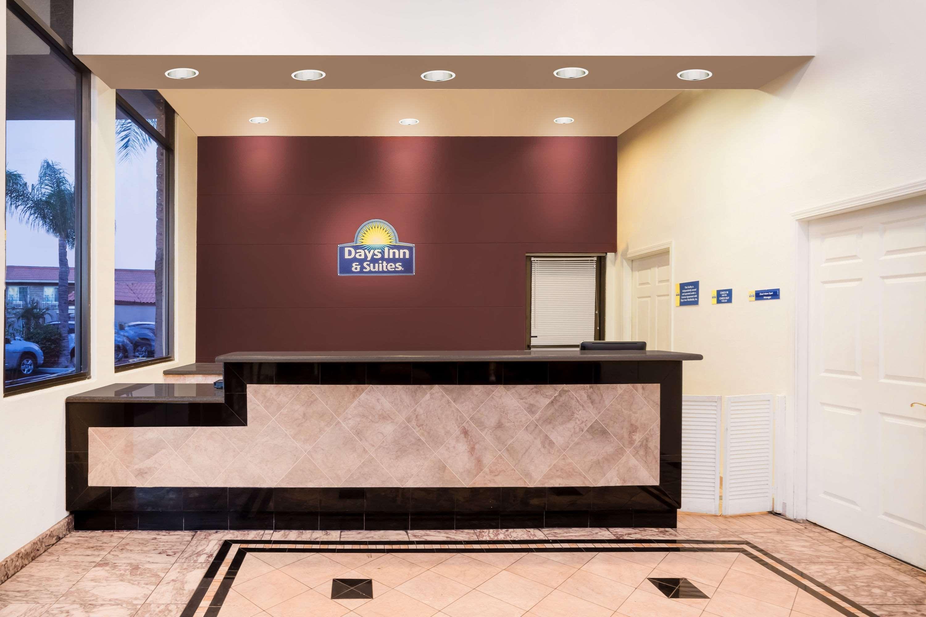Days Inn&Suites by Wyndham Anaheim At Disneyland Park Exterior foto