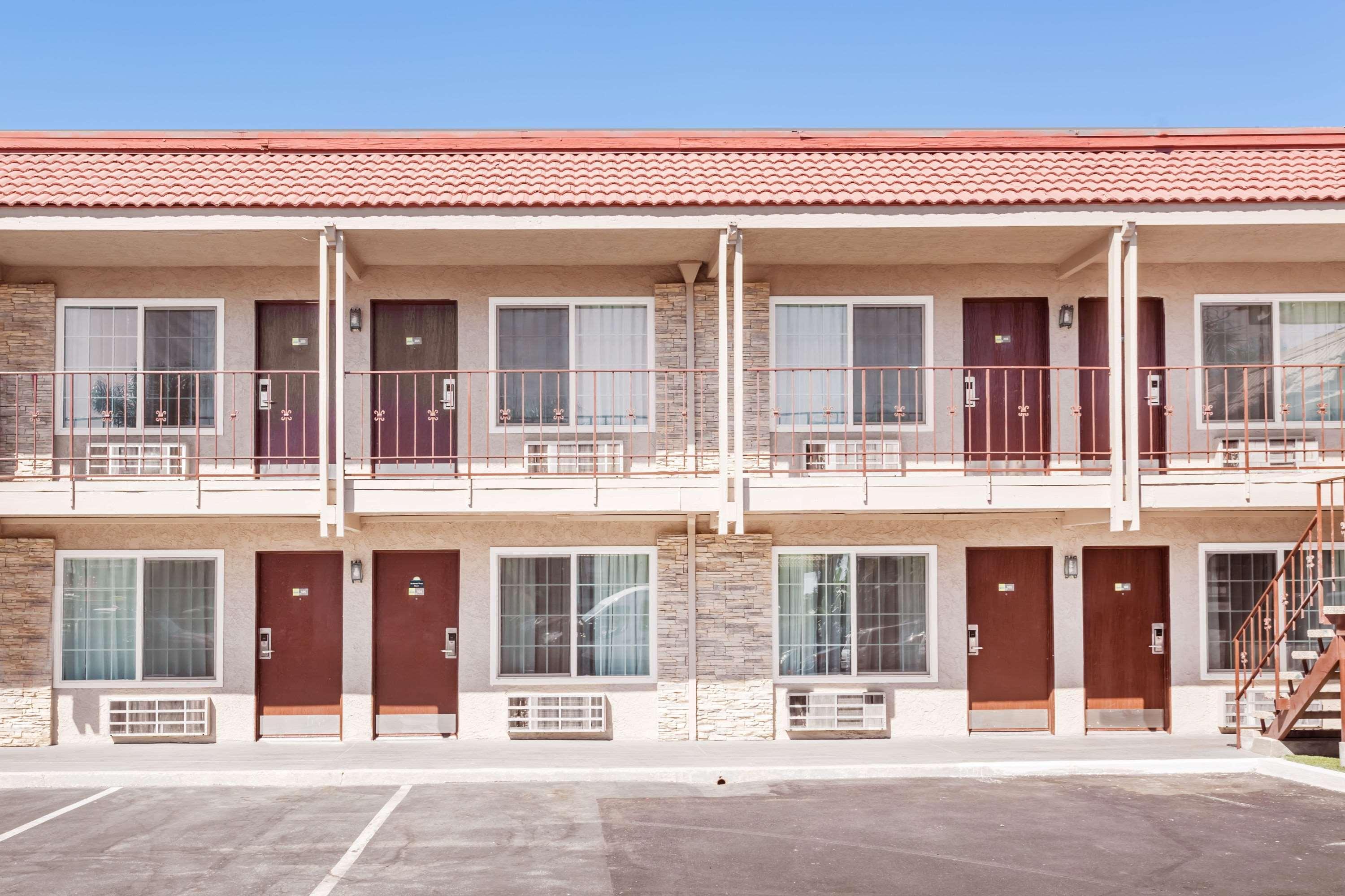 Days Inn&Suites by Wyndham Anaheim At Disneyland Park Exterior foto