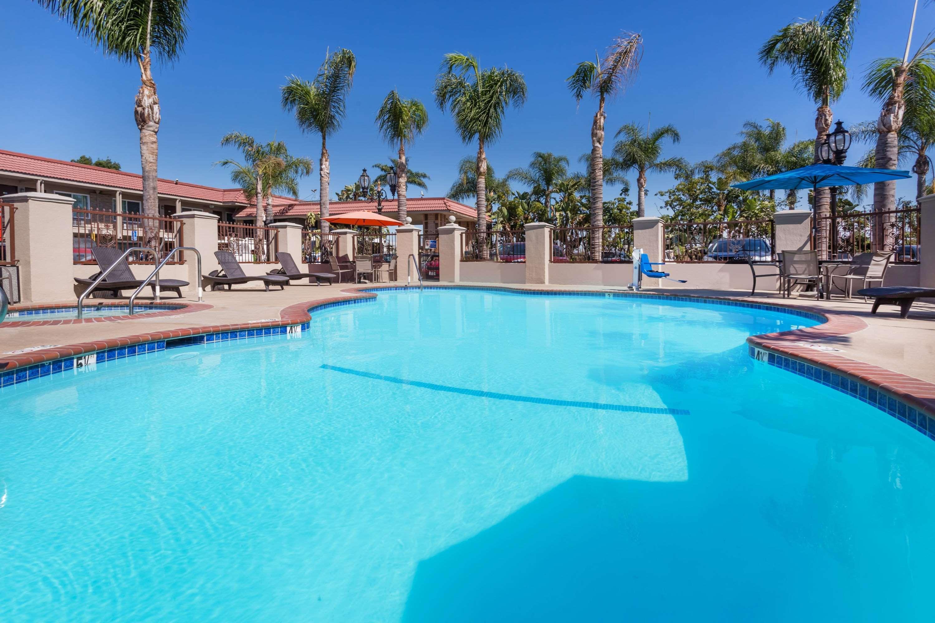 Days Inn&Suites by Wyndham Anaheim At Disneyland Park Exterior foto