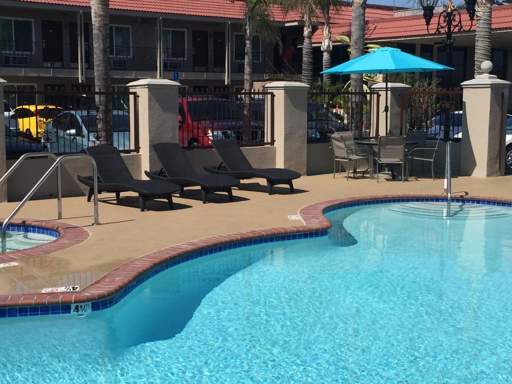 Days Inn&Suites by Wyndham Anaheim At Disneyland Park Exterior foto