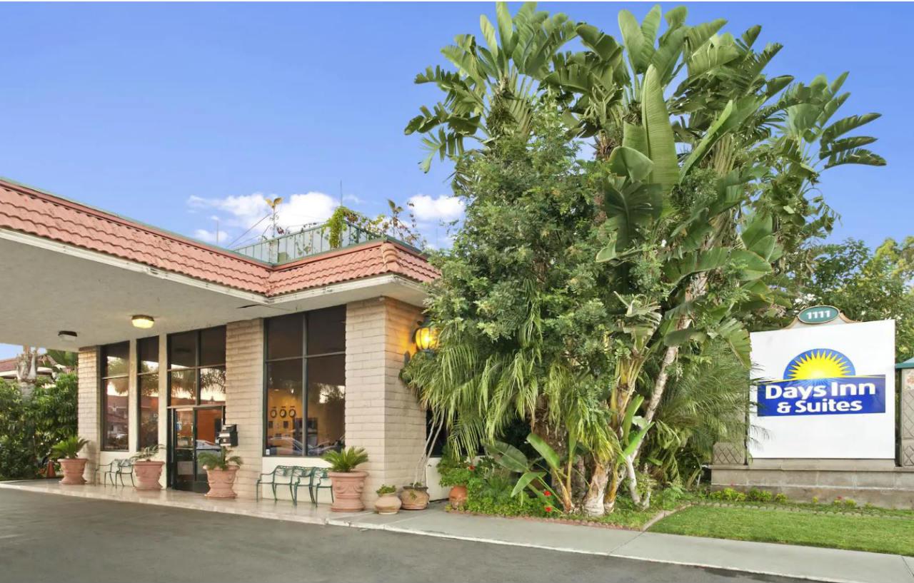 Days Inn&Suites by Wyndham Anaheim At Disneyland Park Exterior foto